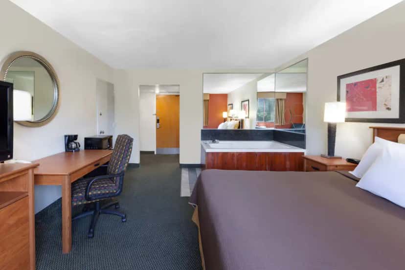 In-room hot tub at Travelodge by Wyndham Jackson in Jackson, MI