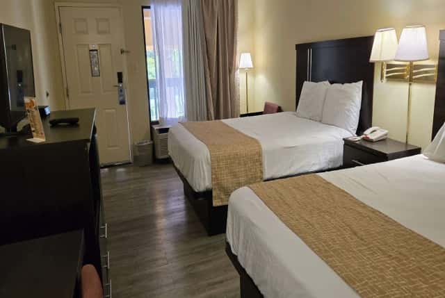 Travelodge by Wyndham Knoxville East — guest room