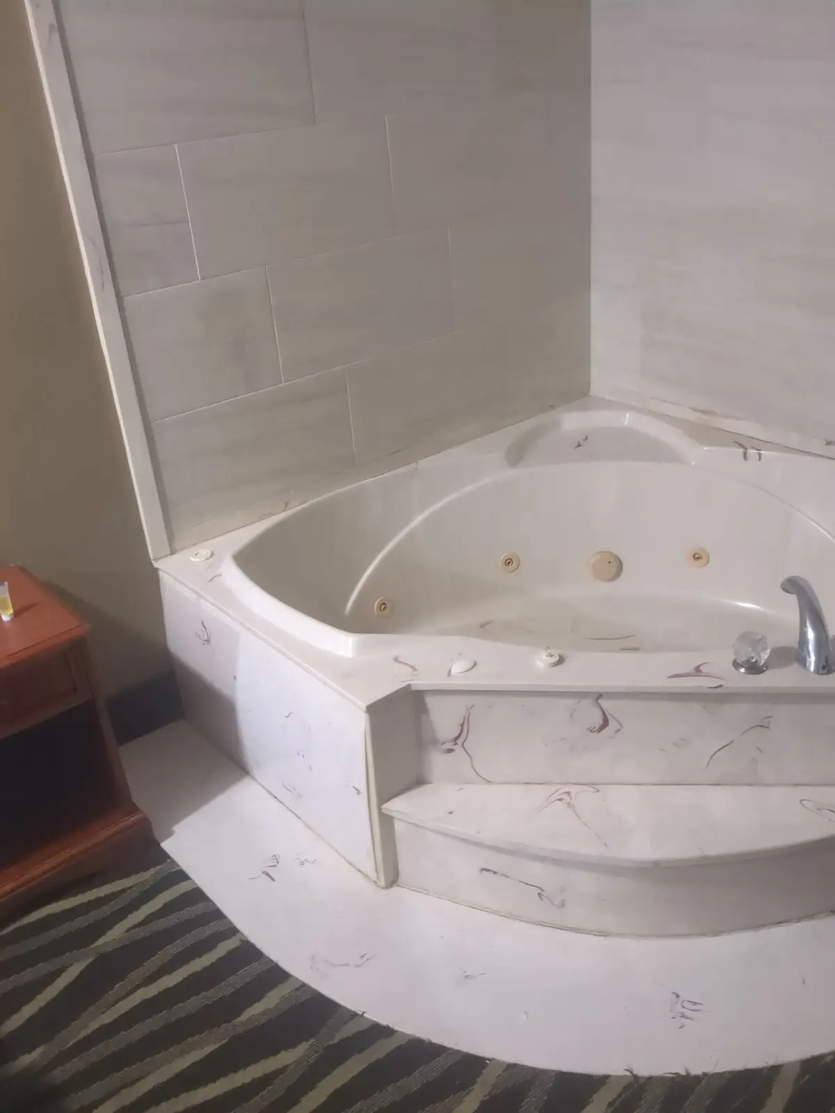 Hotels with jacuzzi in room in Monroe