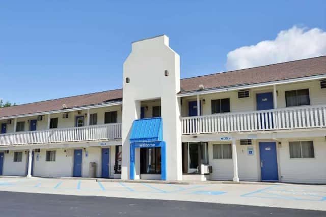 Travelodge by Wyndham Monroe — guest room