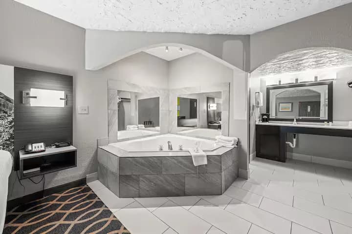 Hotels with jacuzzi in room in Norman