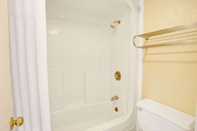 Jetted bathtub