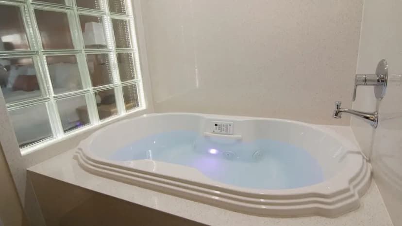 Hotels with jacuzzi in room in Vallejo