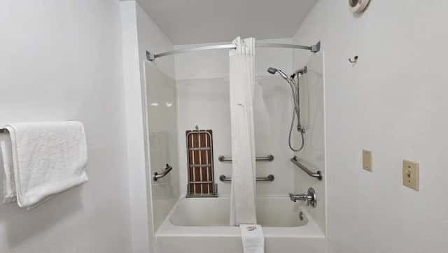 Jetted bathtub