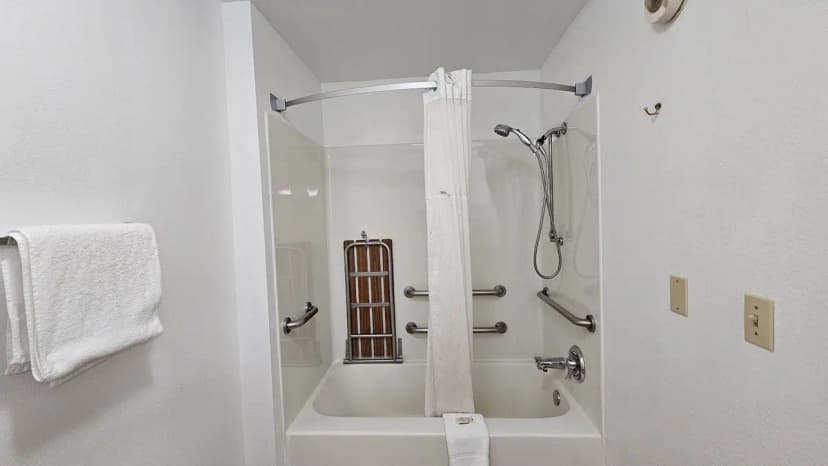 Hotels with jacuzzi in room in Wenatchee
