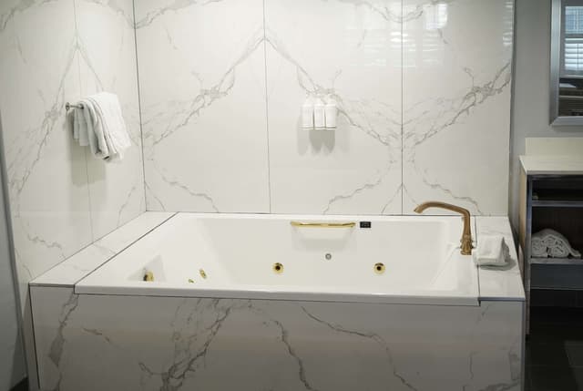 Jetted bathtub