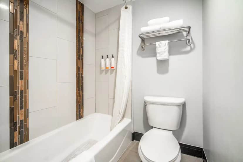 Deep soaking bathtub at Travelodge Inn & Suites by Wyndham Bell Los Angeles Area