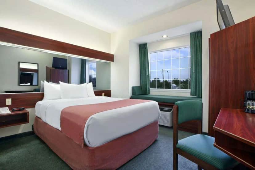 Trident Inn & Suites — guest room