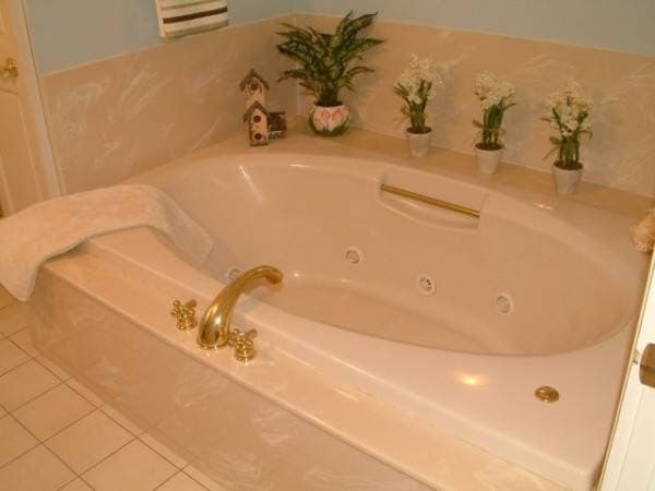 Jetted bathtub
