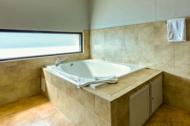 Jetted bathtub