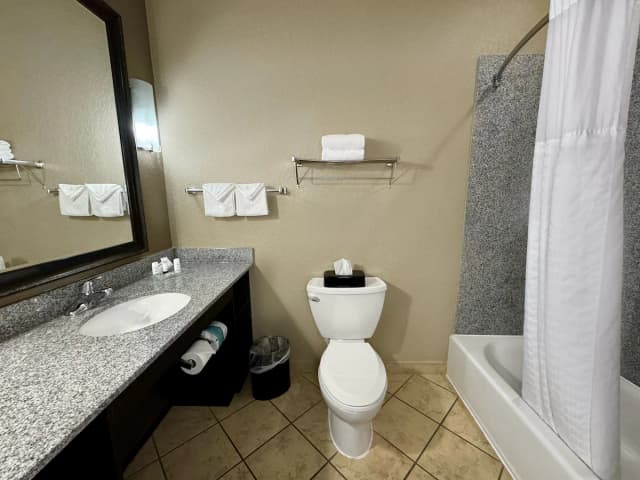Deep soaking bathtub