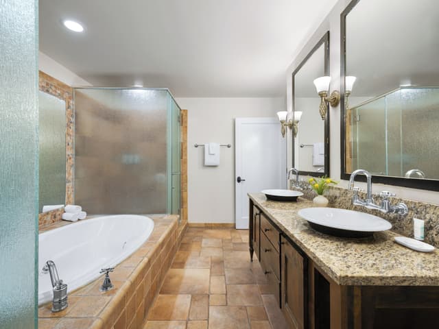 Jetted bathtub