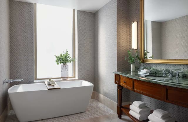 Deep soaking bathtub