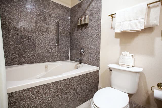 Deep soaking bathtub