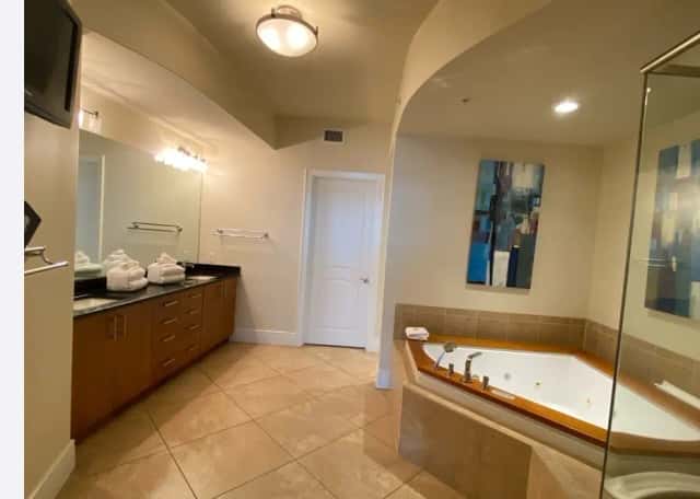 Jetted bathtub
