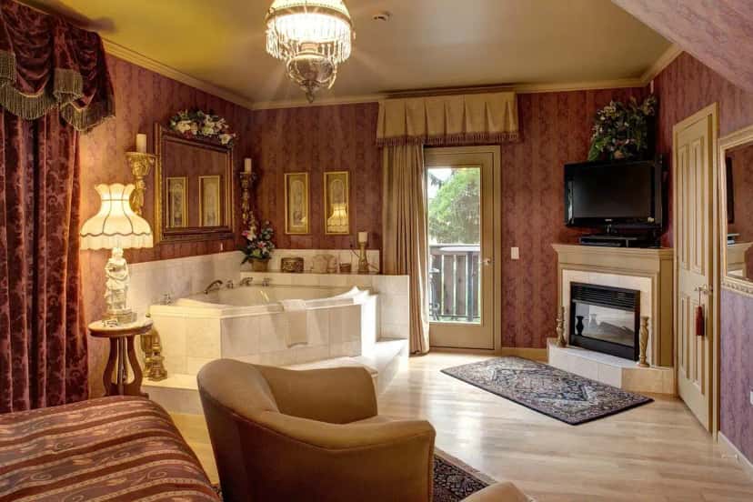 In-room hot tub at Twin Pine Manor, Ephrata in Ephrata, PA