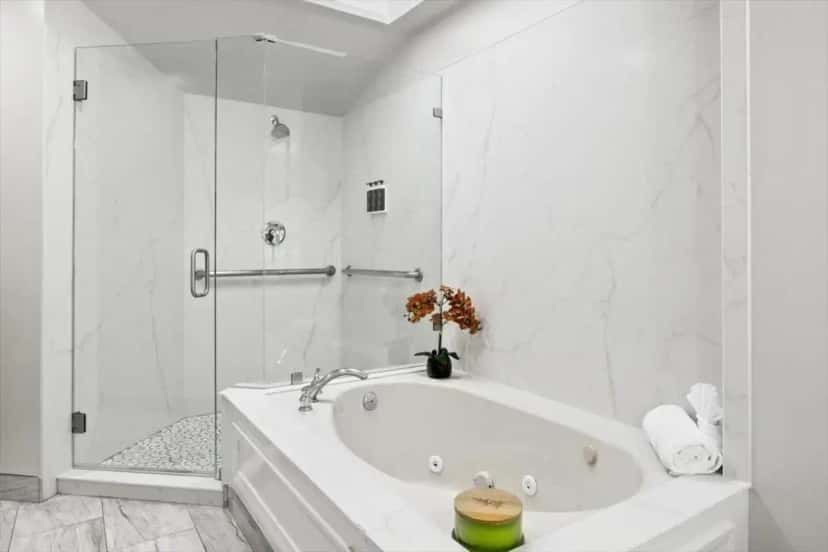 In-room hot tub at University Park Inn & Suites, an Ascend Collection Hotel in Davis, CA
