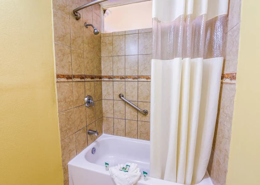 Hotels with jacuzzi in room in Long Beach
