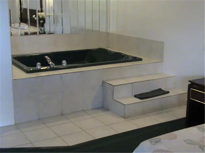 In-room hot tub at Valley Motel Pittsburgh in Pittsburgh, PA