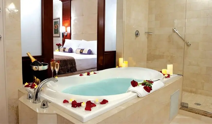 Hotels with jacuzzi in room in Westbury