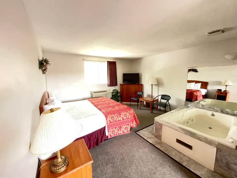 Private in-room jacuzzi at Vibe Inn - Whirlpool Suites