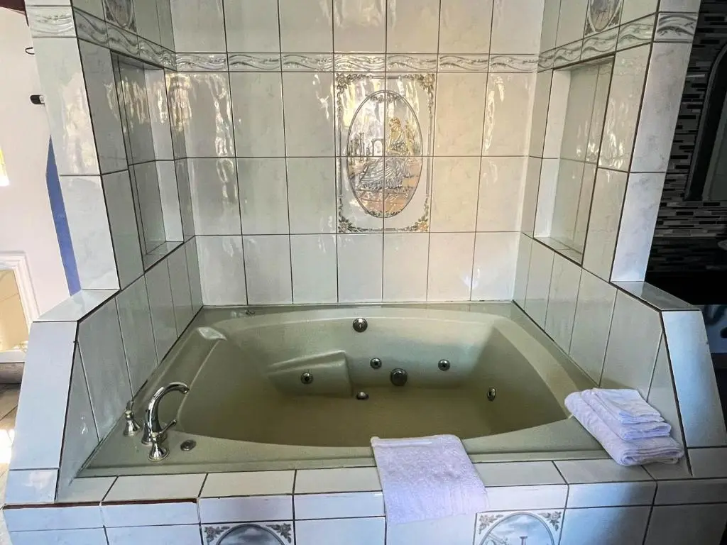Private in-room jacuzzi tub in the King Suite with Spa Bath and Kitchen - Non-Smoking at Viking Motel