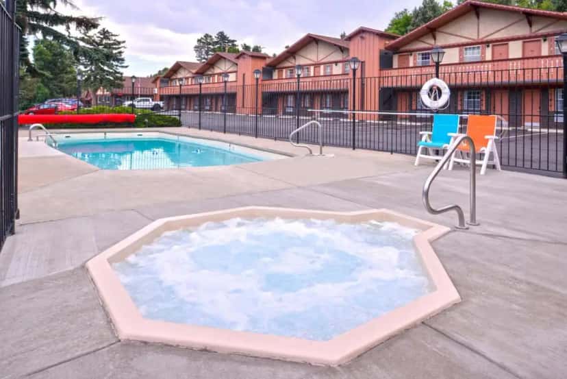 In-room hot tub at Villa Motel at Manitou Springs in Manitou Springs, CO
