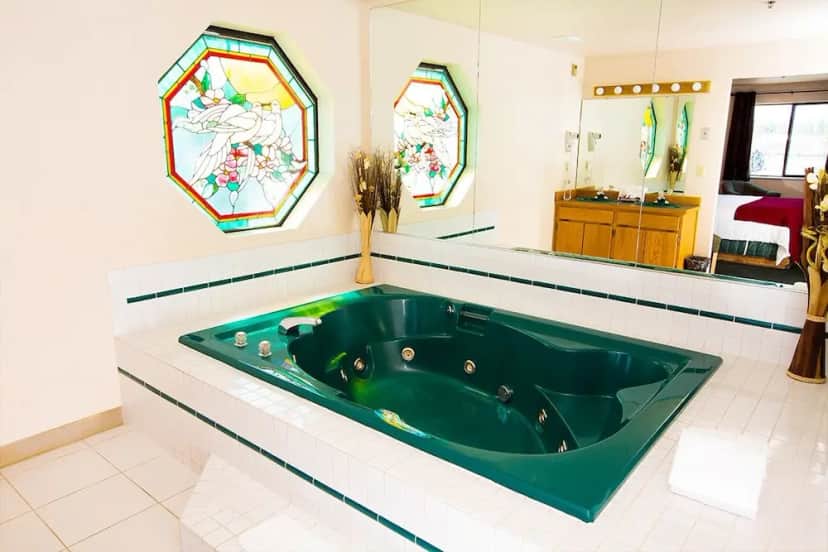 Private in-room jacuzzi tub in the Suite, 1 King Bed, Jetted Tub at Village Inn & Suites Marysville