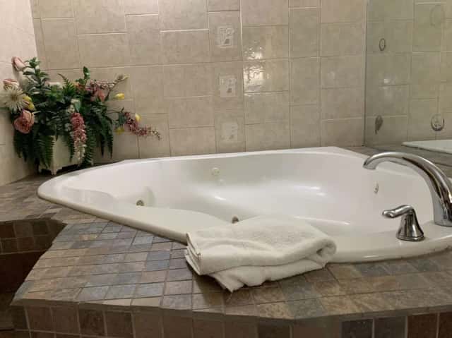 Jetted bathtub at Virginia Inn
