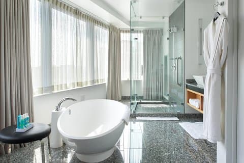 Deep soaking bathtub