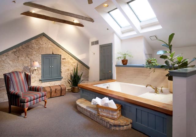 Deep soaking bathtub