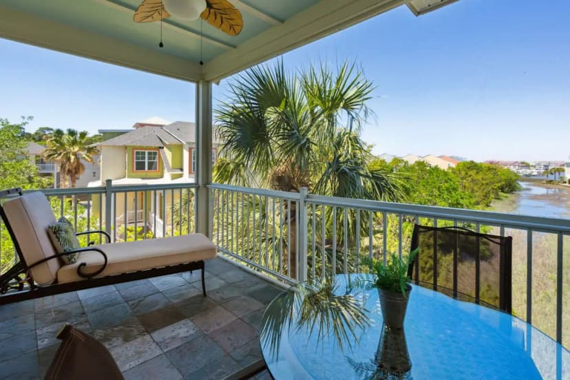 Hotels with jacuzzi in room in Folly Beach