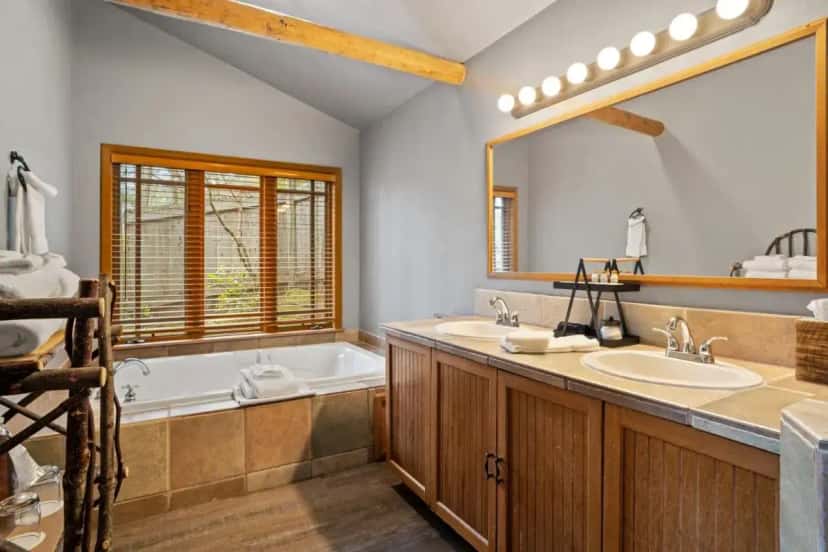 In-room hot tub at Weasku Inn in Grants Pass, OR