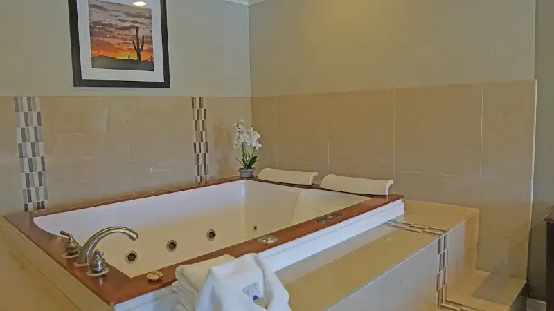 Hotels with jacuzzi in room in Santa Ana