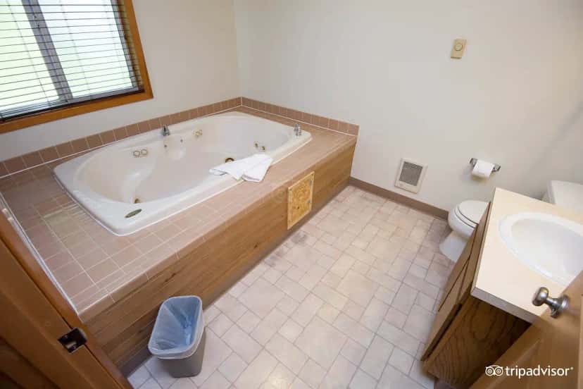 In-room hot tub at Westcliff Lodge in Hood River, OR