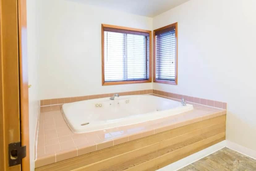 Private in-room jacuzzi tub in the Suite, 2 Queen Beds, Fireplace, Kitchen (Pet Friendly) at Westcliff Lodge