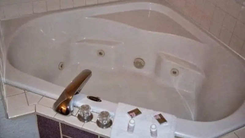 In-room hot tub at Western Holiday Motel in Wichita, KS