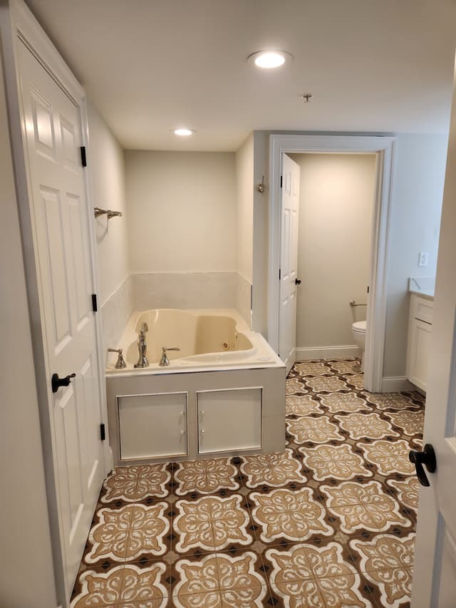 Deep soaking bathtub