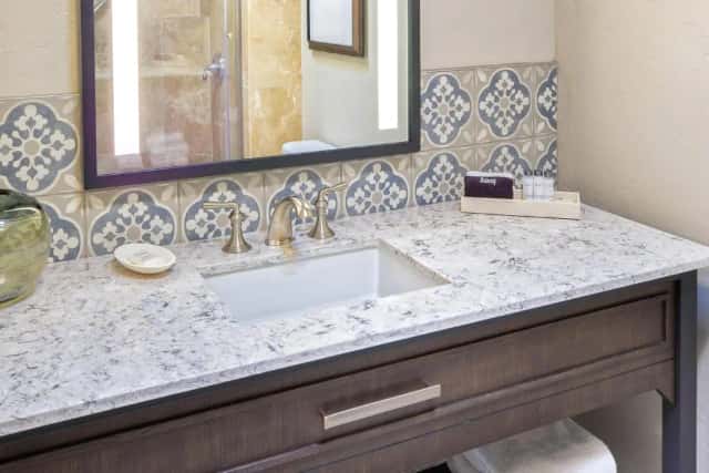Deep soaking bathtub