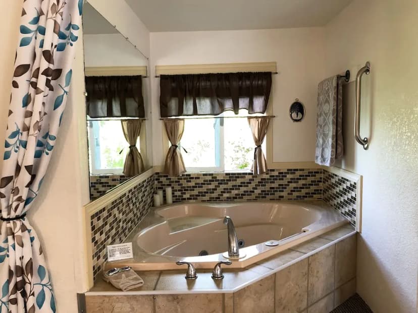 Hotels with jacuzzi in room in Wheeler
