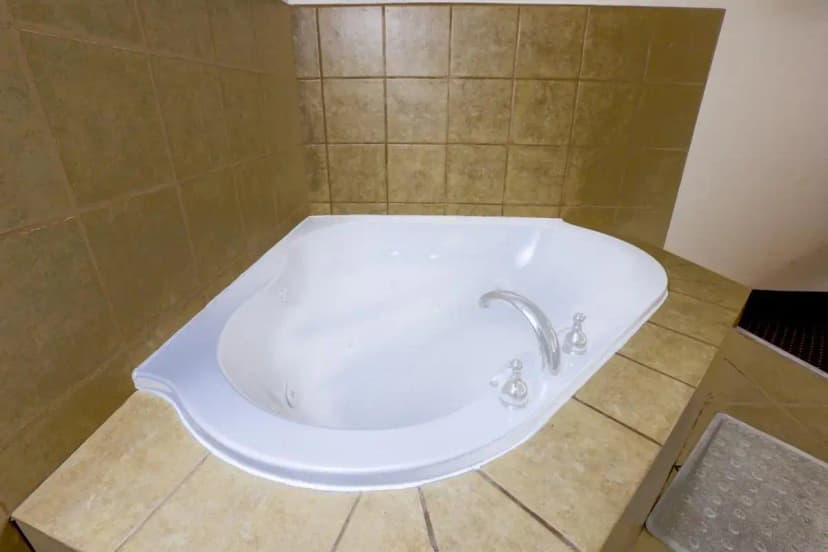 Hotels with jacuzzi in room in Irvington