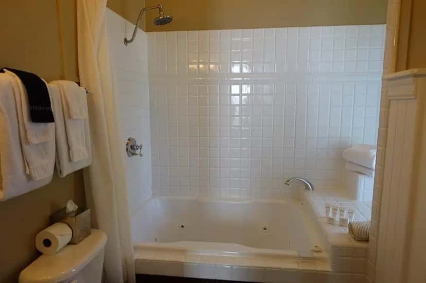 In-room hot tub at White House Napa in Napa, CA