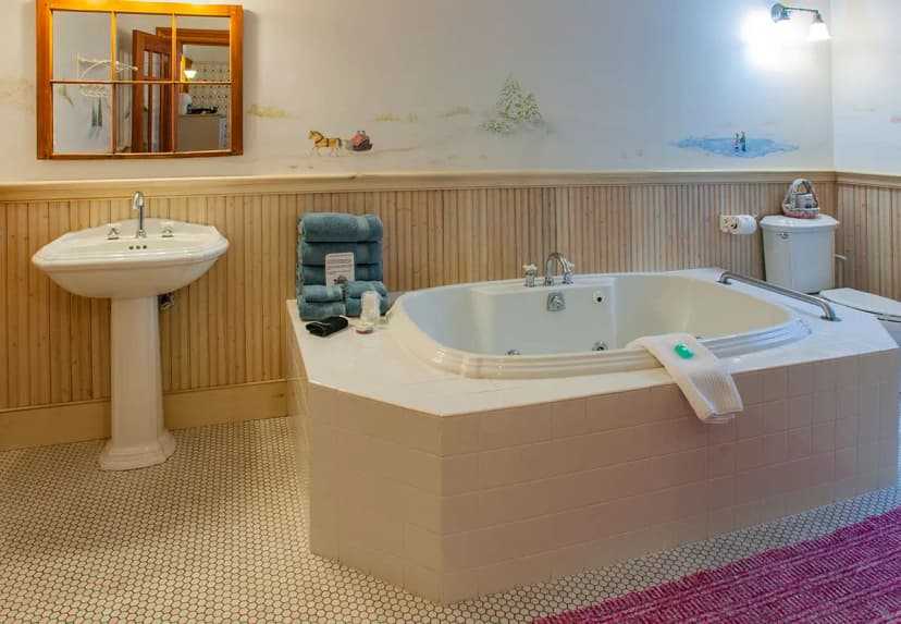 Hotels with jacuzzi in room in Sturgeon Bay