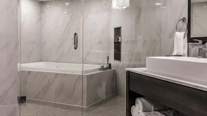 In-room hot tub at White Oaks Resort & Spa in Niagara-on-the-Lake, NY
