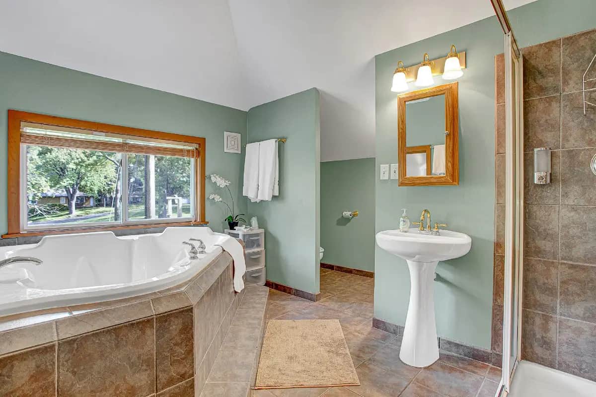 Private in-room jacuzzi tub at White Rose Inns & Motel