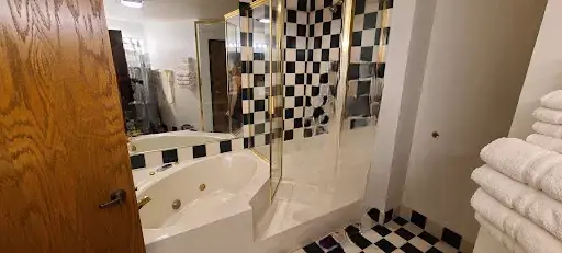 Hotels with jacuzzi in room in Saint Germain