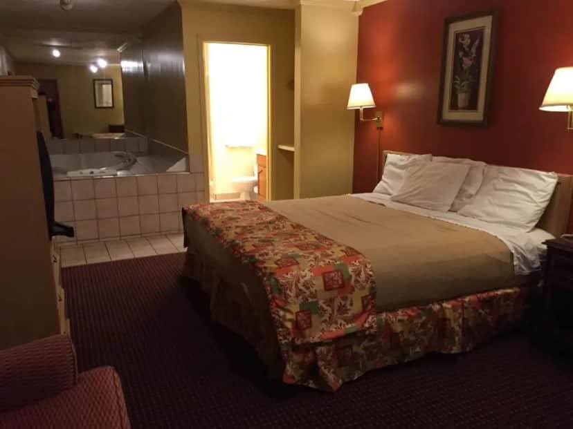 Private in-room jacuzzi in the King Room with Spa Bath - Smoking at Wildwood Inn