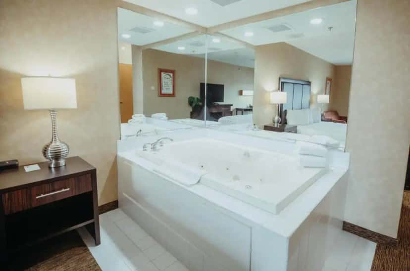 In-room hot tub at Wildwood Lodge in Brookfield, MO