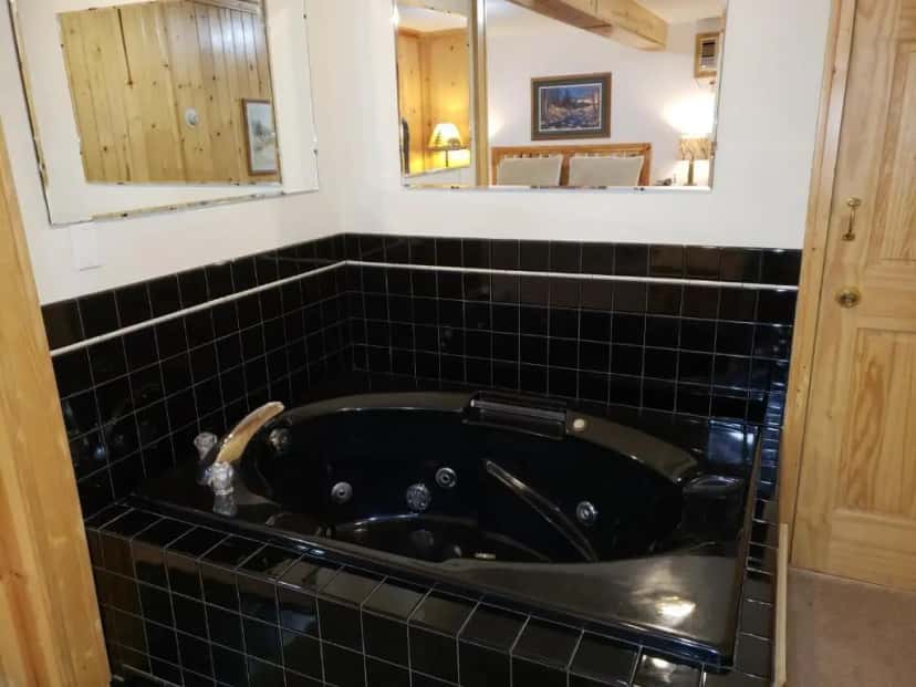 In-room hot tub at Willard Munger Inn in Duluth, MN