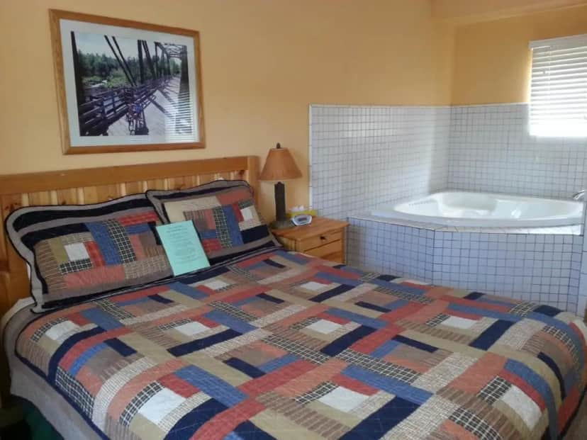 Private in-room jacuzzi in the Deluxe Suite at Willard Munger Inn